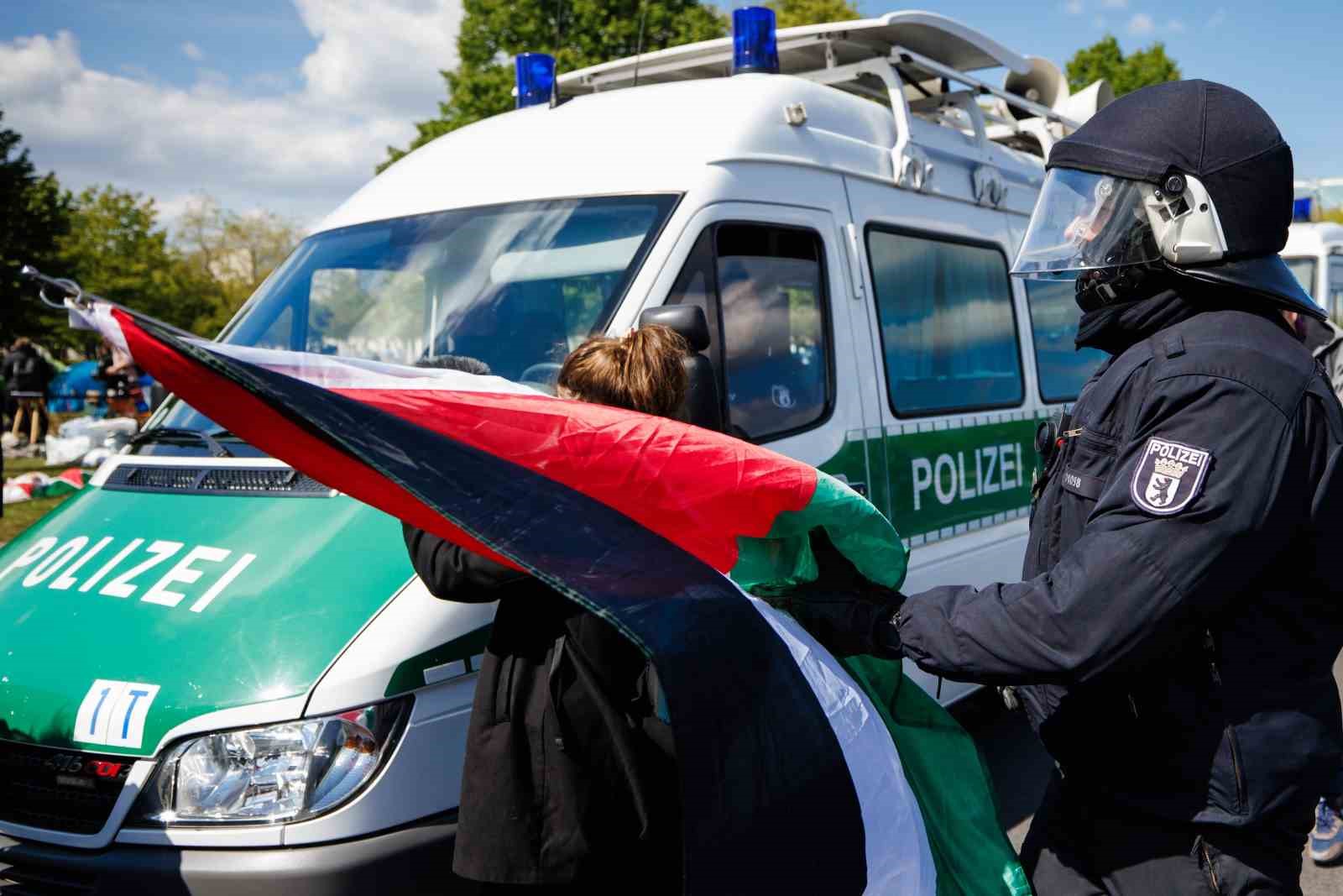 Alman polisi, başkent Berlin’de bulunan Federal Meclis önündeki Filistin’e destek
