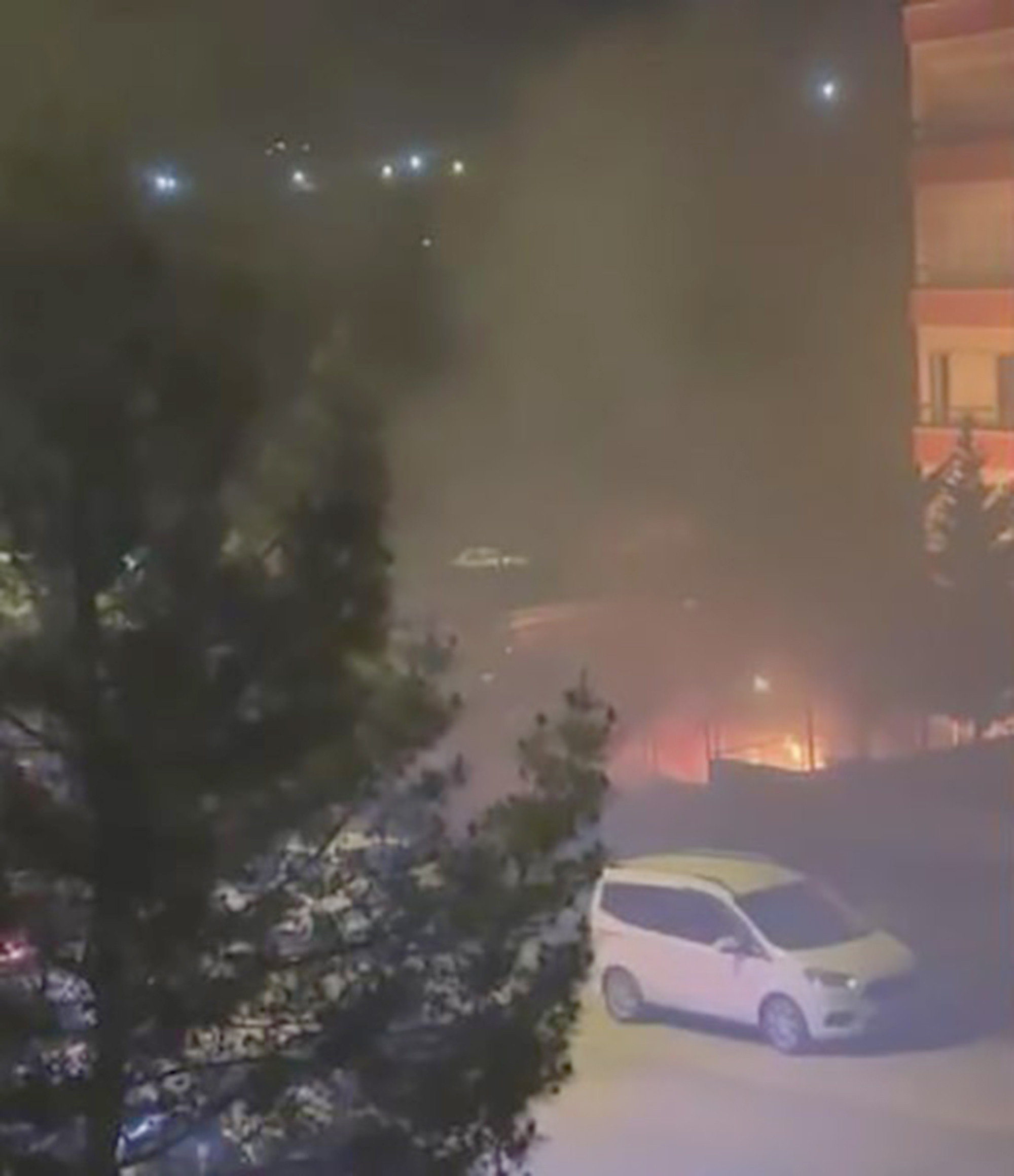 Ankara’da bilinmeyen bir nedenden dolayı yanmaya başlayan otomobil itfaiye ekiplerinin