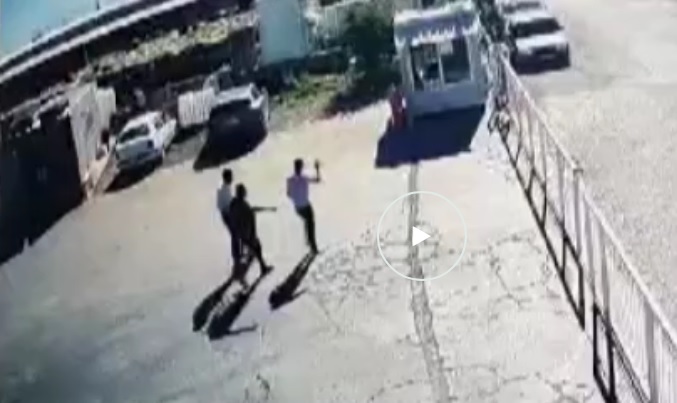 Antalya’da bir iş yerinden çıkan ve hareketlerinden tartıştıkları anlaşılan iki