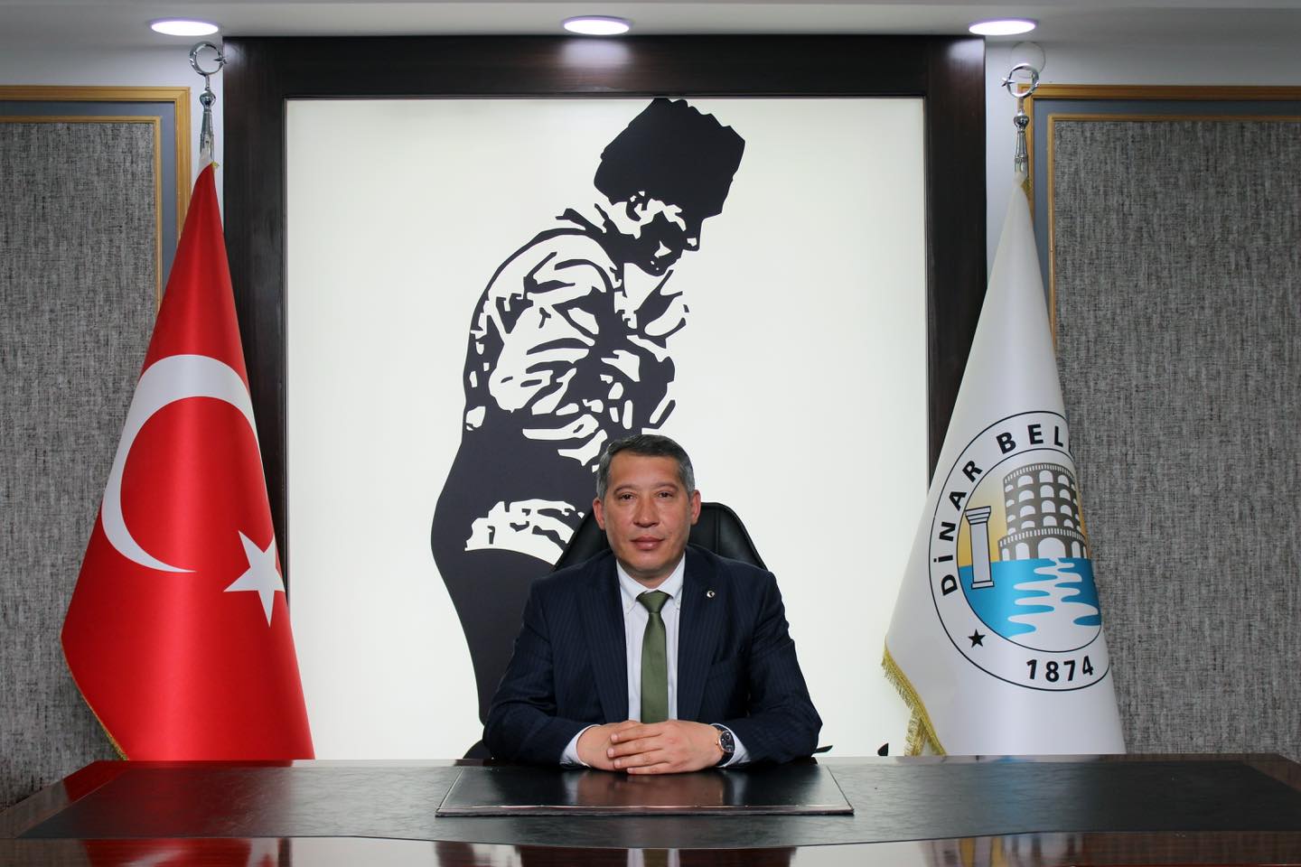 Dinar Belediye Başkanı Veysel Topçu devir teslim törenin ardından görevine