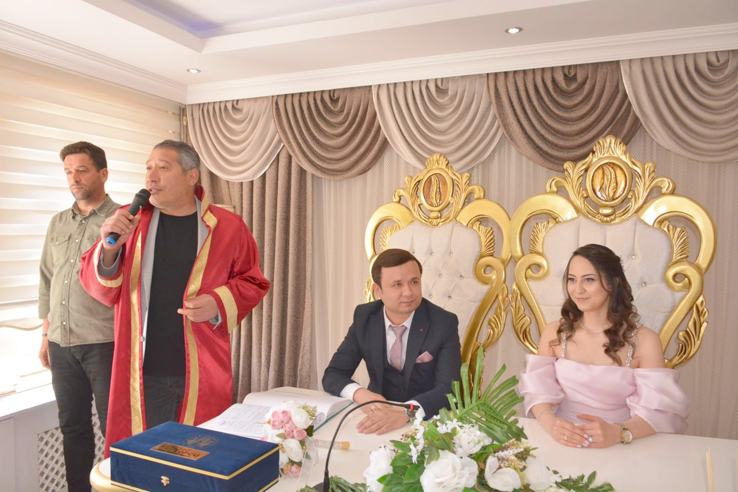  Dinar Belediye Başkanı Veysel Topçu, göreve başladıktan sonra ilk nikahını