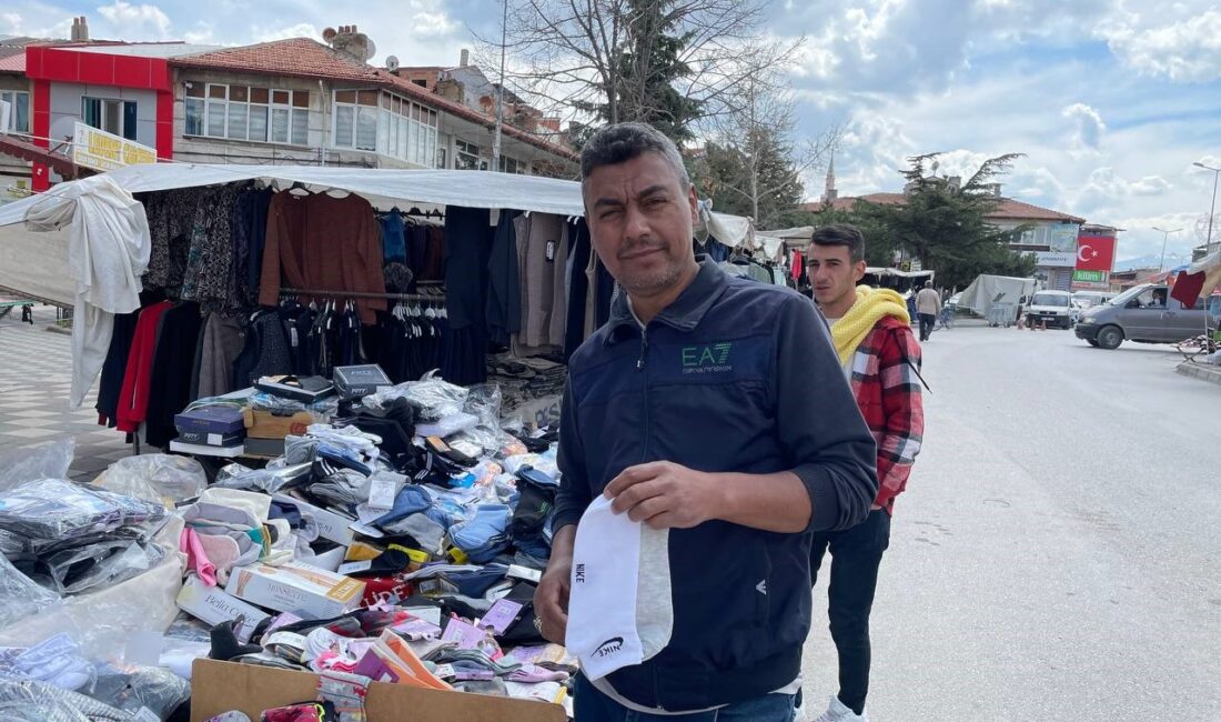 Ramazan bayramına sayılı günler kala Afyonkarahisar’da kurulan semt pazarlarında alışveriş