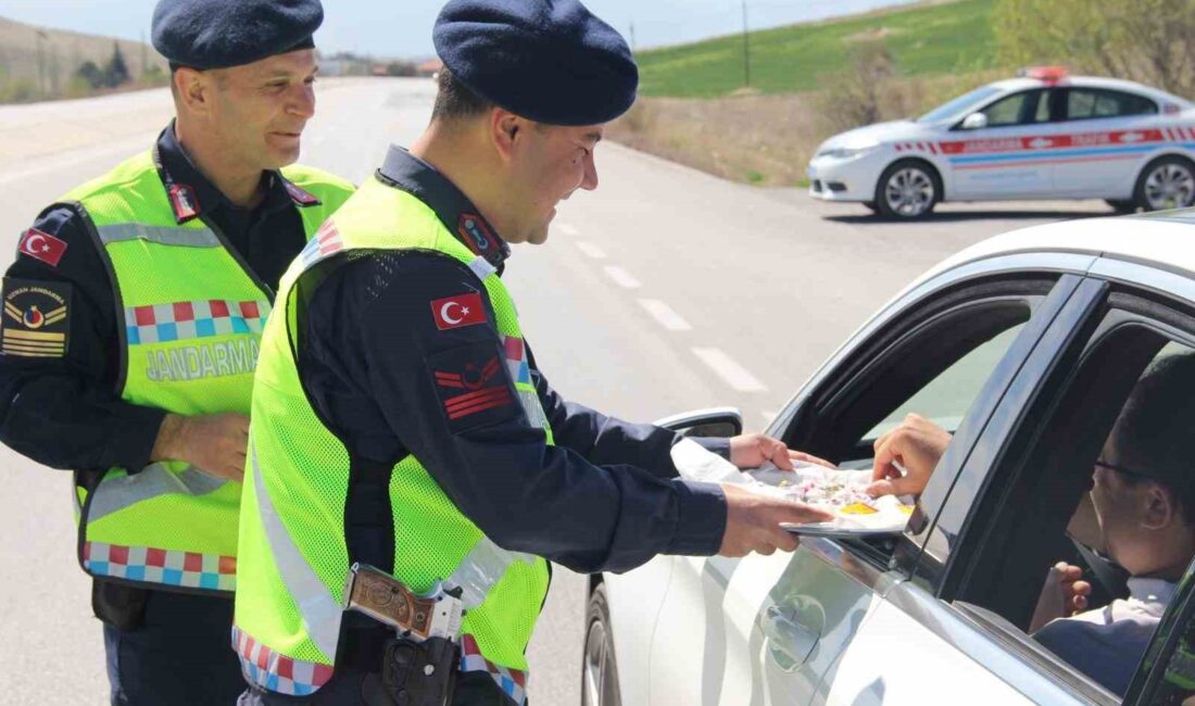 Afyonkarahisar’ın Bolvadin ilçesinde jandarma ekipleri bayram denetimlerini lokumlu ve çikolatalı