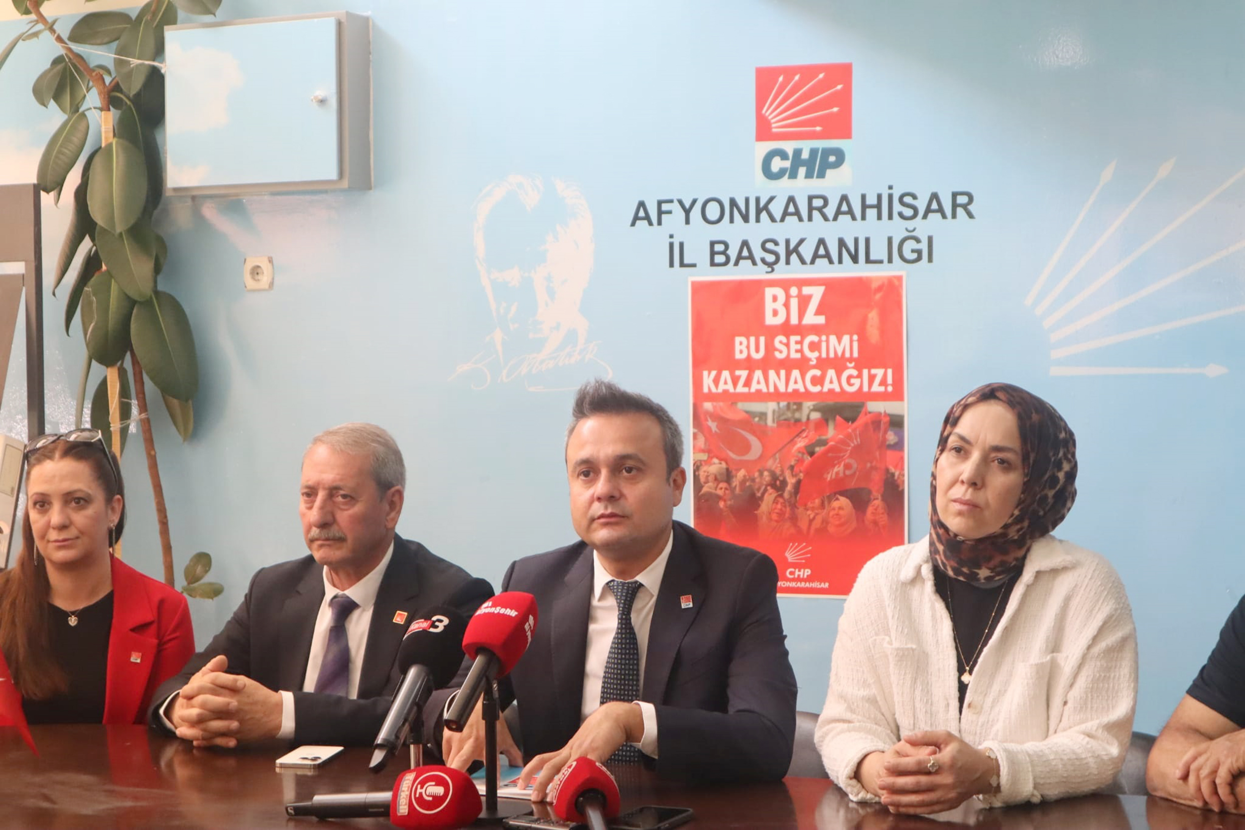   CHP İl Başkanlığında basın toplantısı düzenleyen CHP İl Başkanı