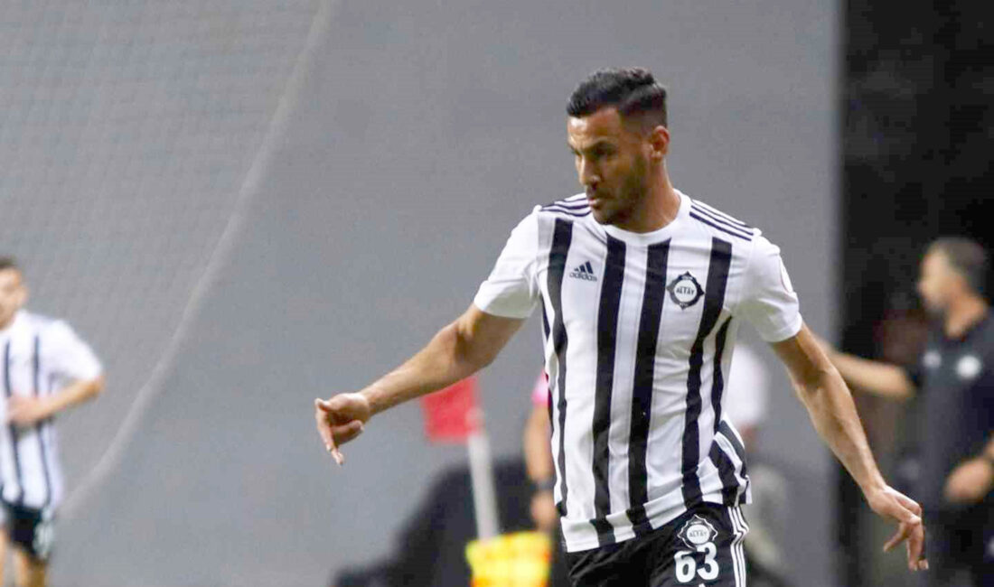   Altay forması giyen 37 yaşındaki forvet oyuncusu Deniz Kadah,