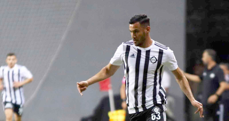   Altay forması giyen 37 yaşındaki forvet oyuncusu Deniz Kadah,