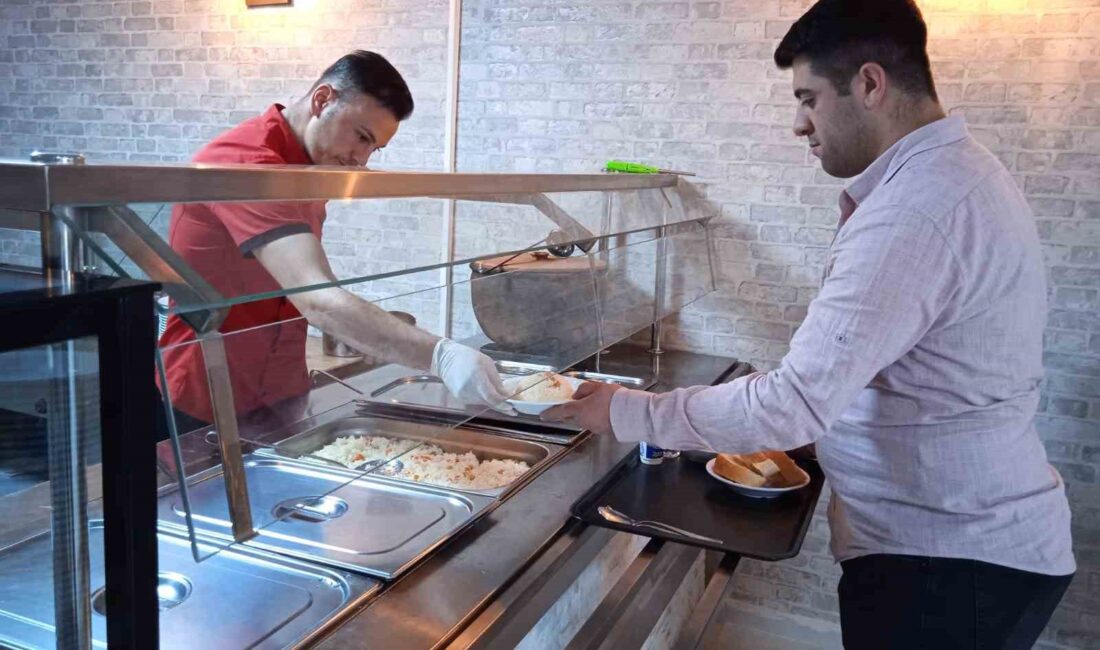 Afyonkarahisar’daki bir zincir market şubesi mağazasının bir kısmını öğrencilere maliyetine