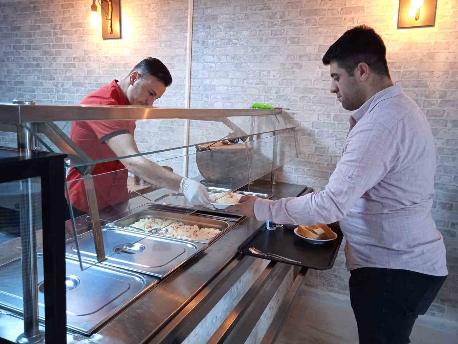 Afyonkarahisar’daki bir zincir market şubesi mağazasının bir kısmını öğrencilere maliyetine
