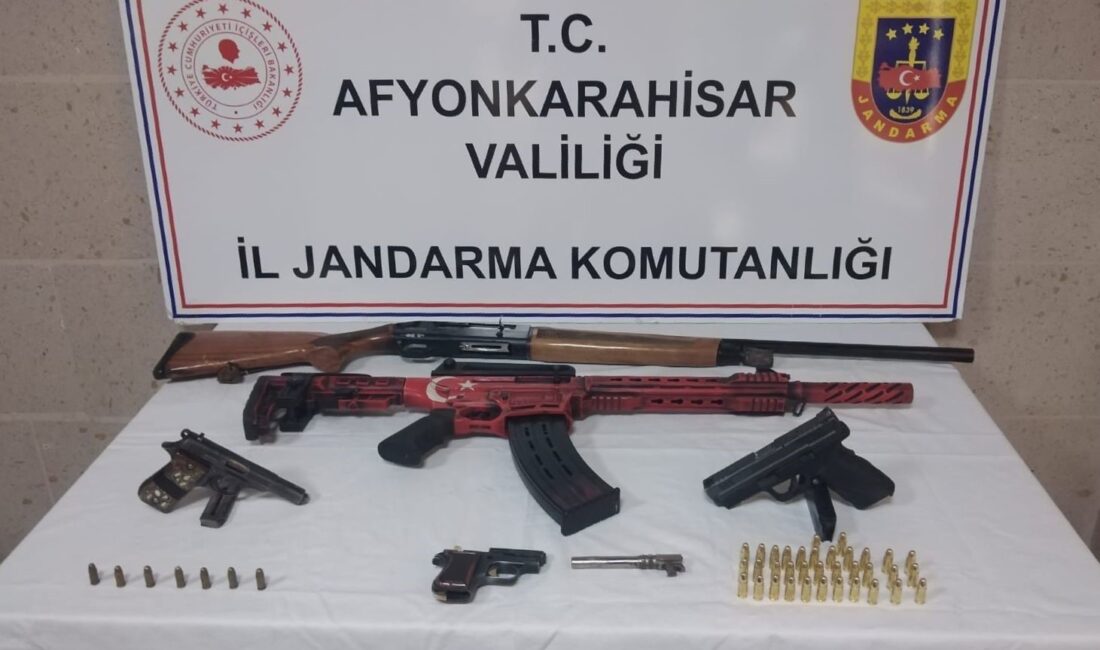 Afyonkarahisar’da 2 şahıs ellerinde bulunan ruhsatsız tabanca ve tüfekleri satamadan