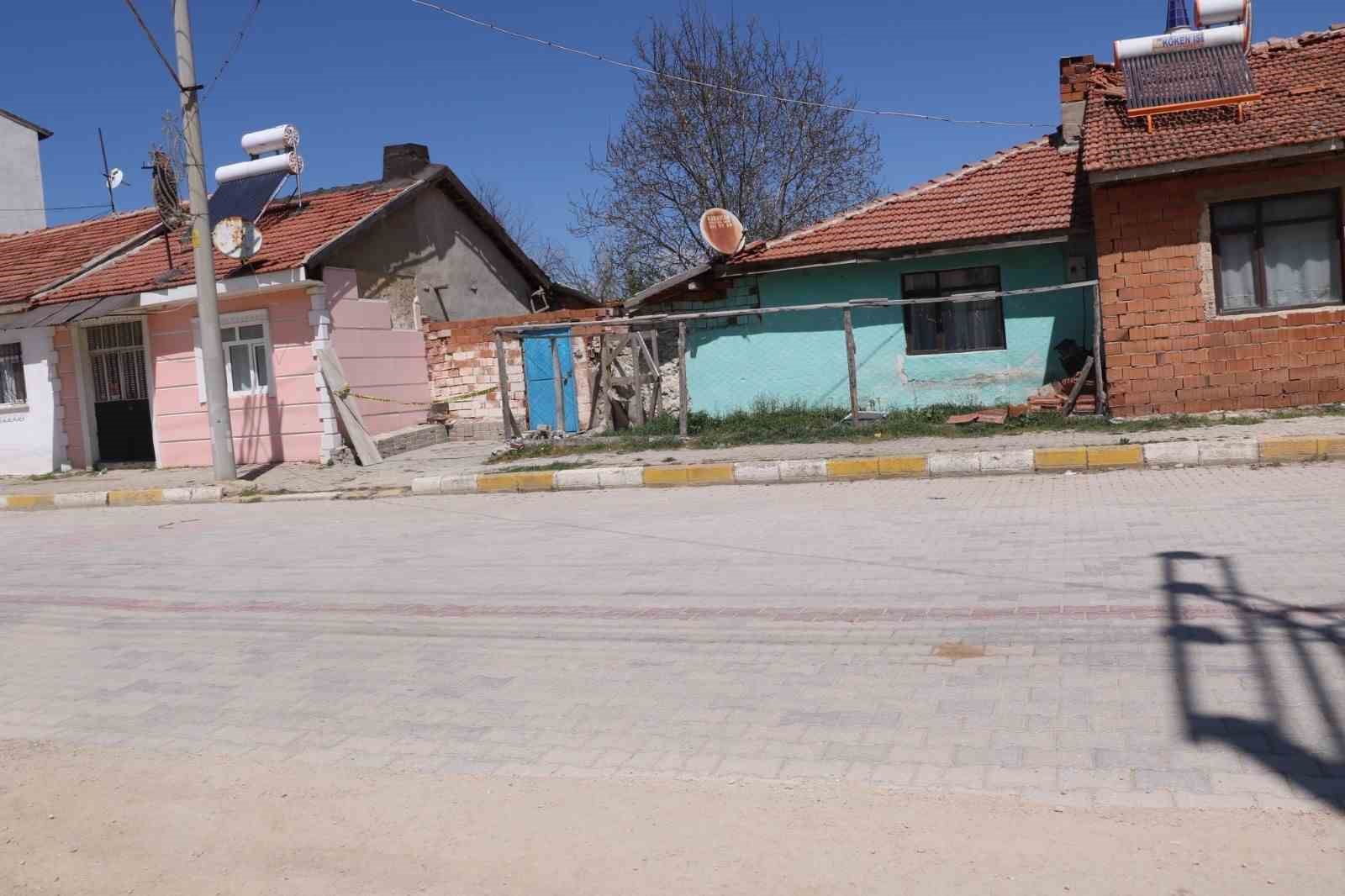 Afyonkarahisar’da bir kişi evini bastığı eski eşinin kocası ve annesini