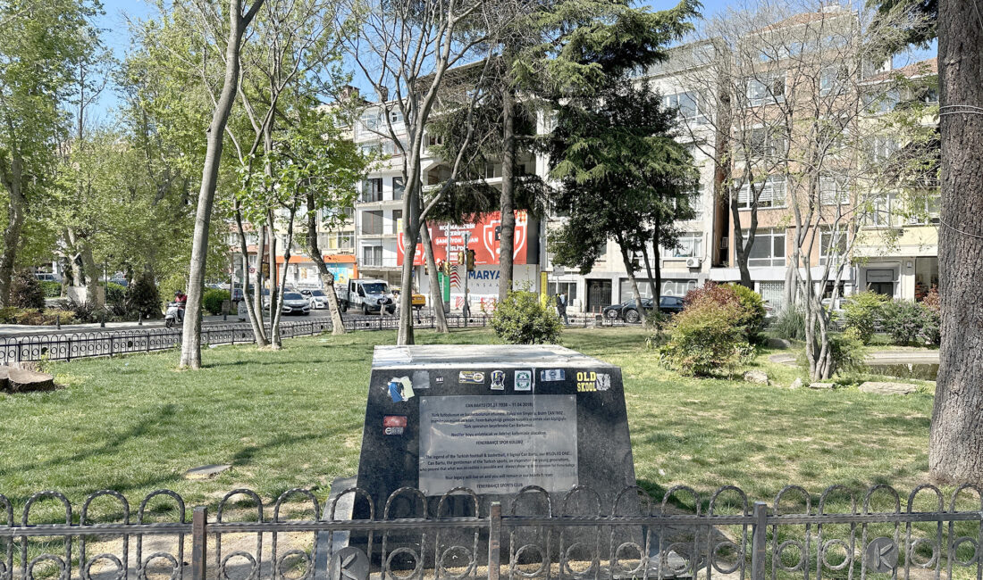 Kadıköy’de Yoğurtçu Parkı’nın karşısındaki Kuşdili Parkı içinde yer alan Fenerbahçe’nin