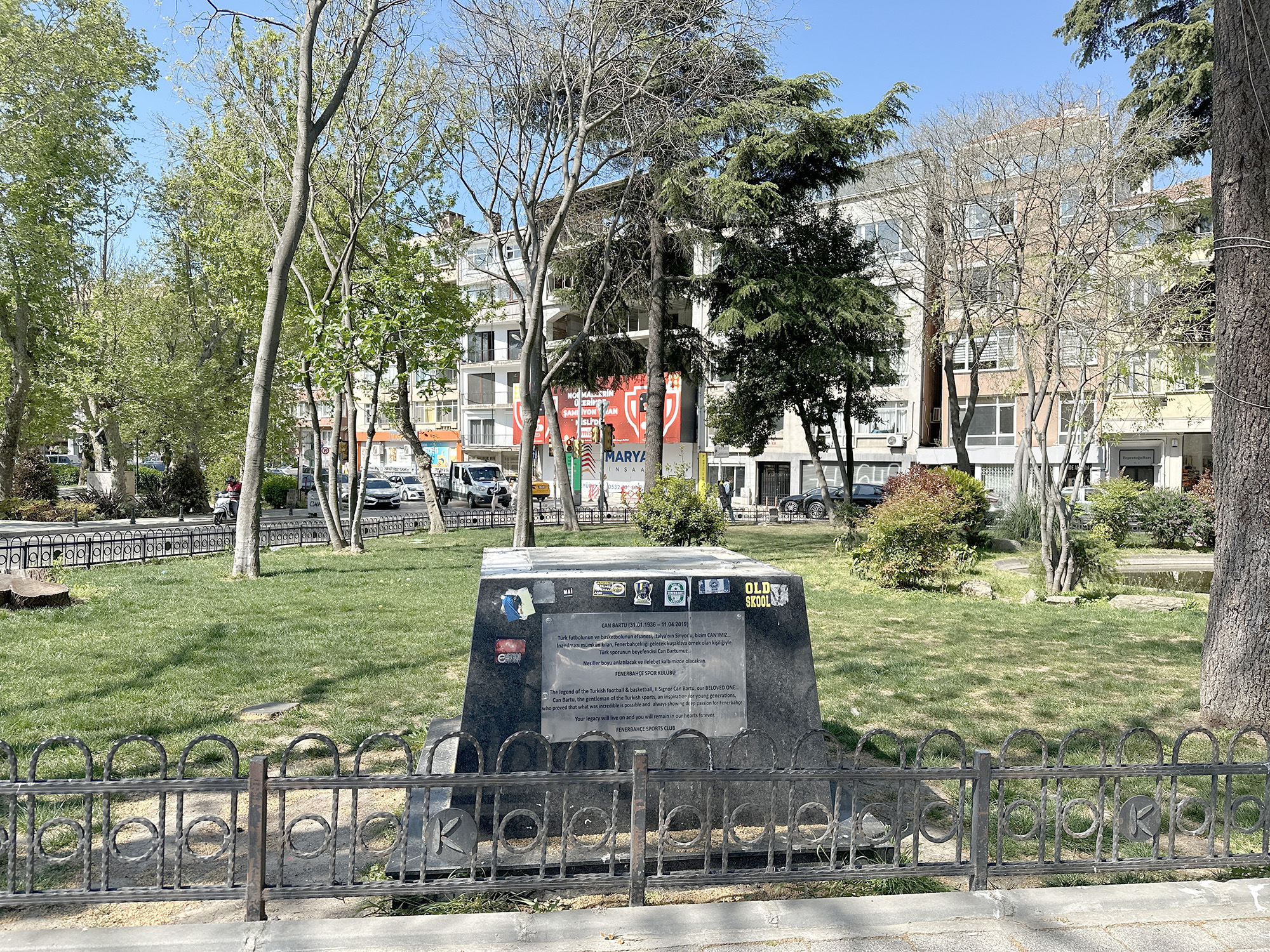 Kadıköy’de Yoğurtçu Parkı’nın karşısındaki Kuşdili Parkı içinde yer alan Fenerbahçe’nin