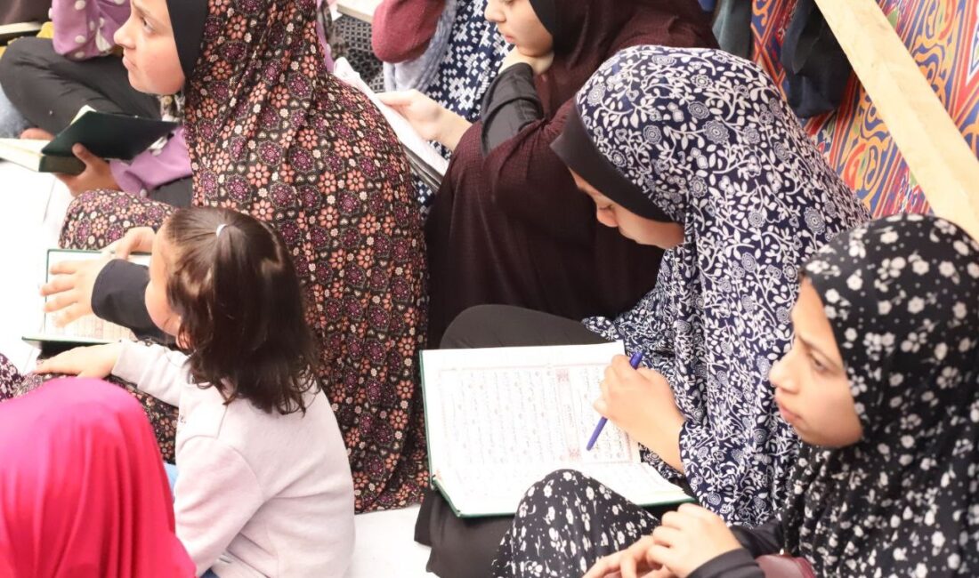 Gazze Şeridi’nde İsrail’in saldırıları nedeniyle yerlerinden edilen Filistinli çocuklar, çadırlarda