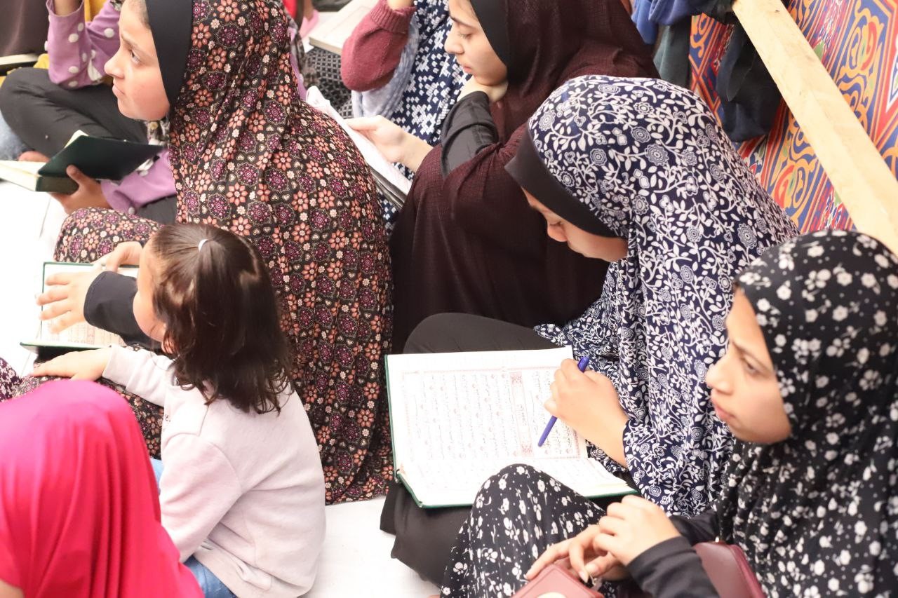 Gazze Şeridi’nde İsrail’in saldırıları nedeniyle yerlerinden edilen Filistinli çocuklar, çadırlarda