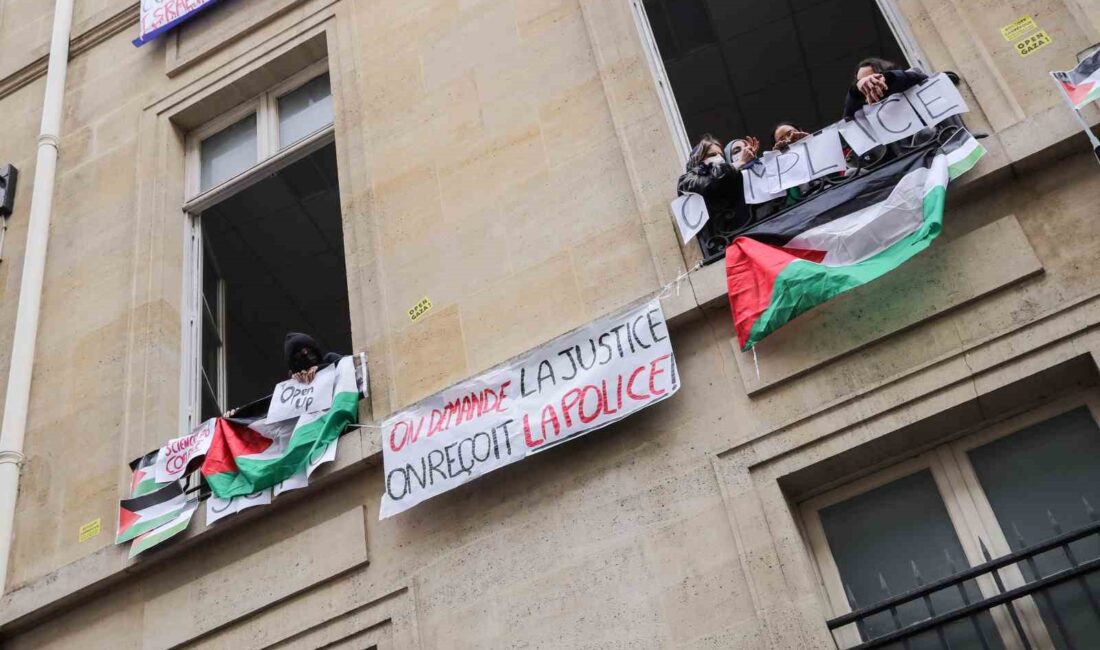 Fransa’nın prestijli üniversitelerinden Paris Siyasal Bilimler Enstitüsü’nde Filistin’e destek gösterisi