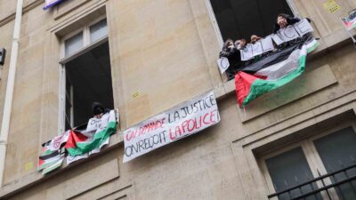 Fransa’nın prestijli üniversitelerinden Paris Siyasal Bilimler Enstitüsü’nde Filistin’e destek gösterisi