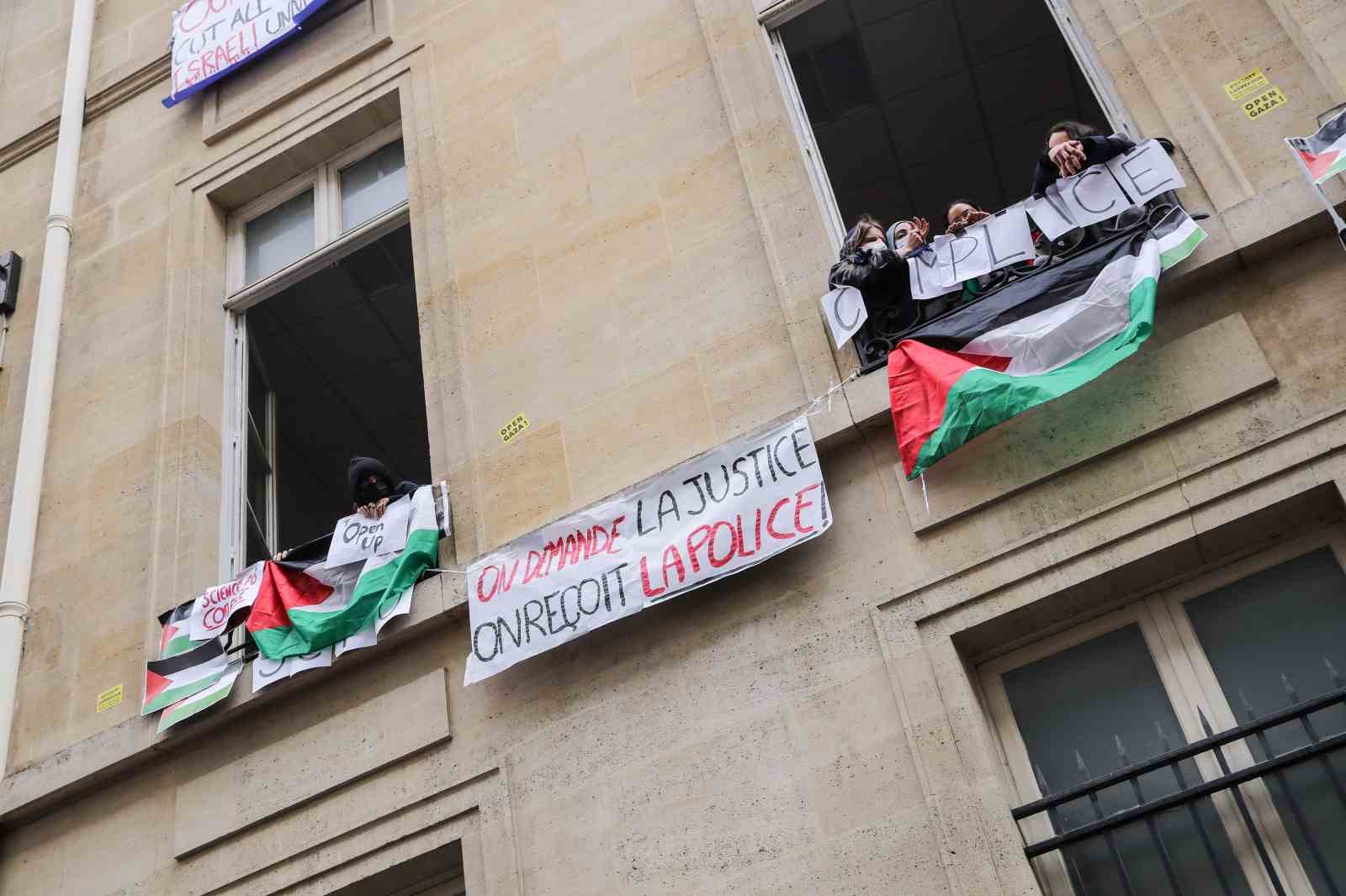 Fransa’nın prestijli üniversitelerinden Paris Siyasal Bilimler Enstitüsü’nde Filistin’e destek gösterisi