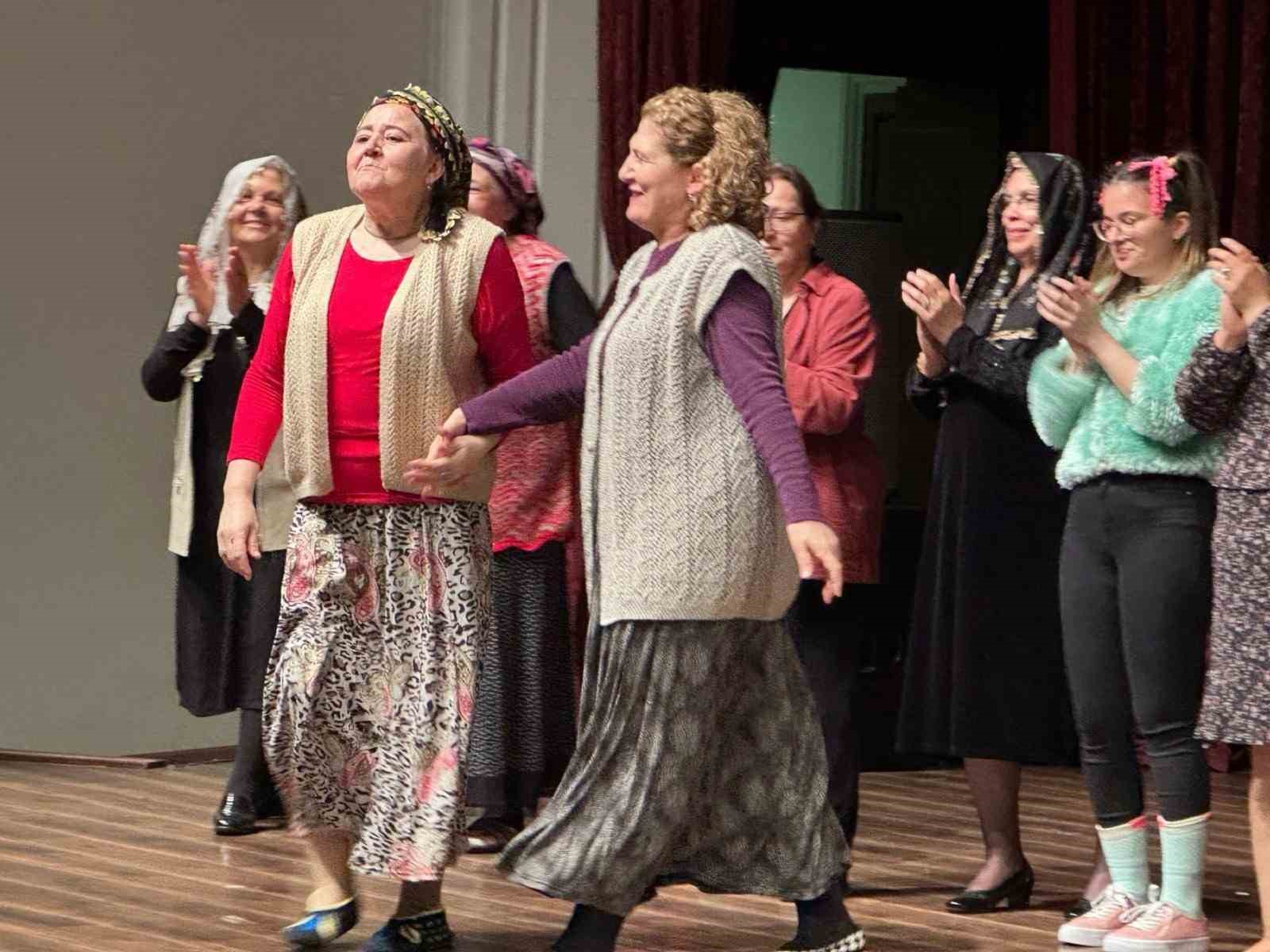 Afyonkarahisar’da Sandıklı Gönüllü Hanımlar Derneği, İçişleri Bakanlığı desteğiyle ’Sandıklı’dan Türkiye’ye