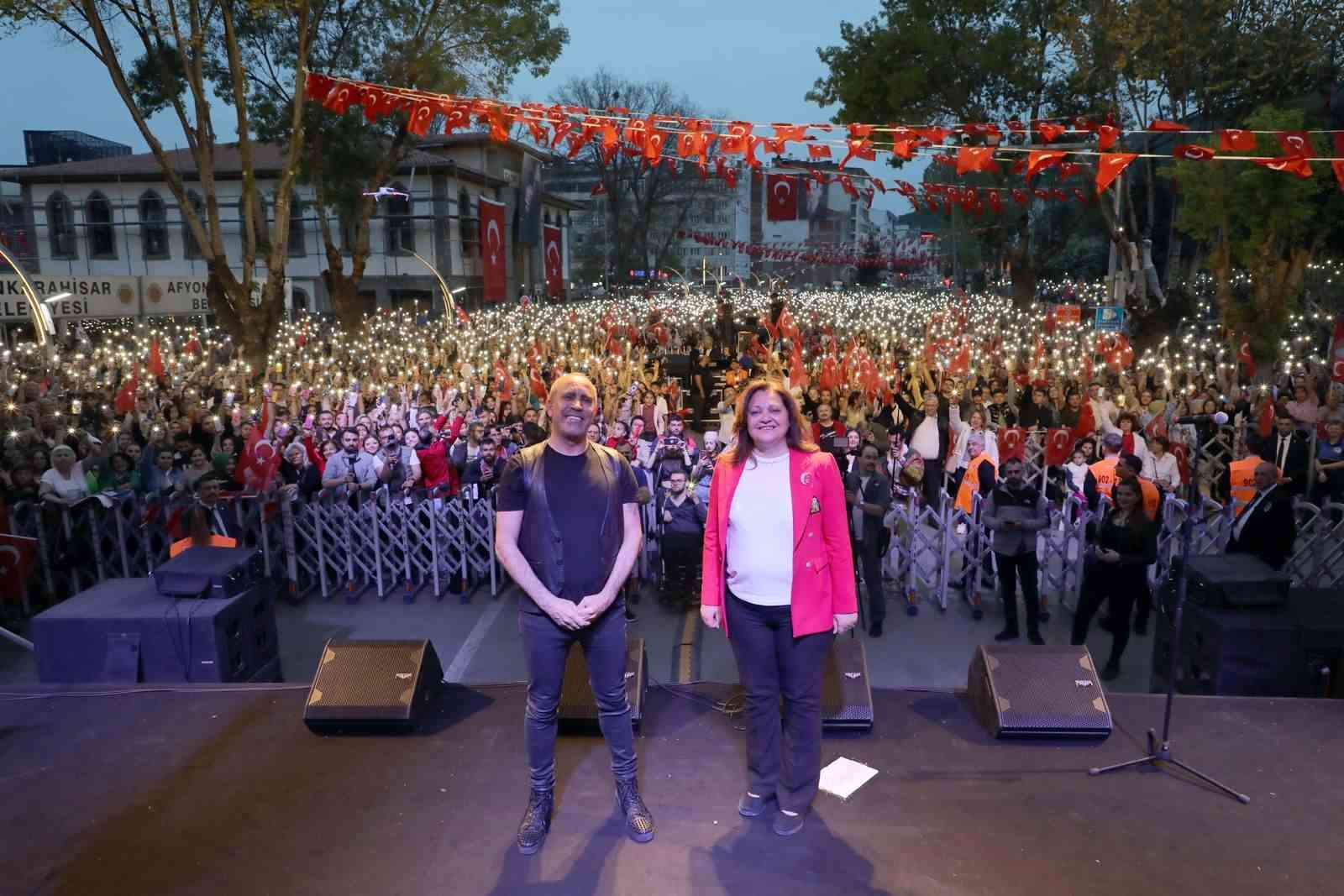 Afyonkarahisar, 23 Nisan Ulusal Egemenlik ve Çocuk Bayramı’nı, ünlü sanatçı
