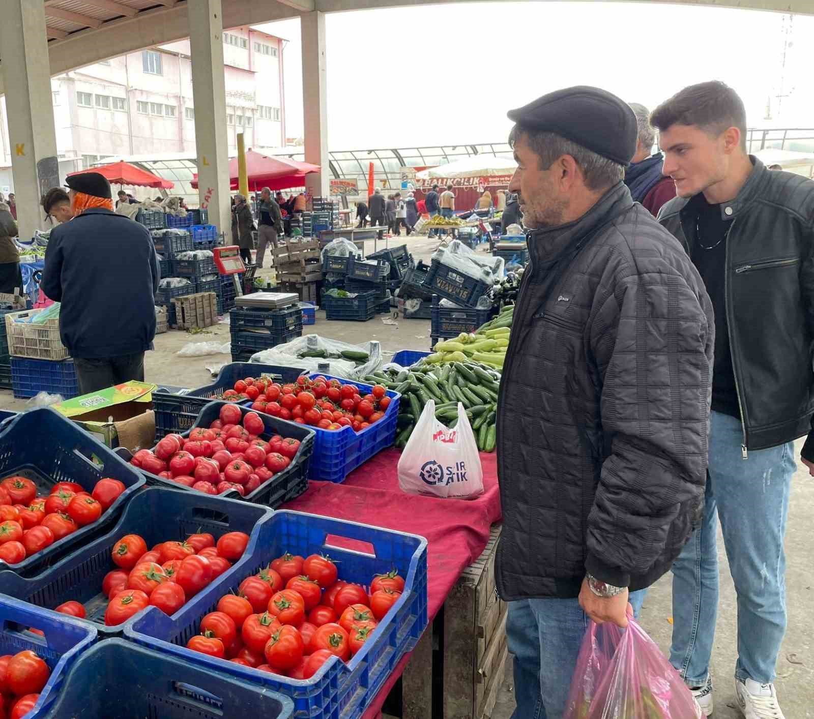 Afyonkarahisar’da havaların ısınmaya başlaması ile birlikte semt pazarlarında meyve ve