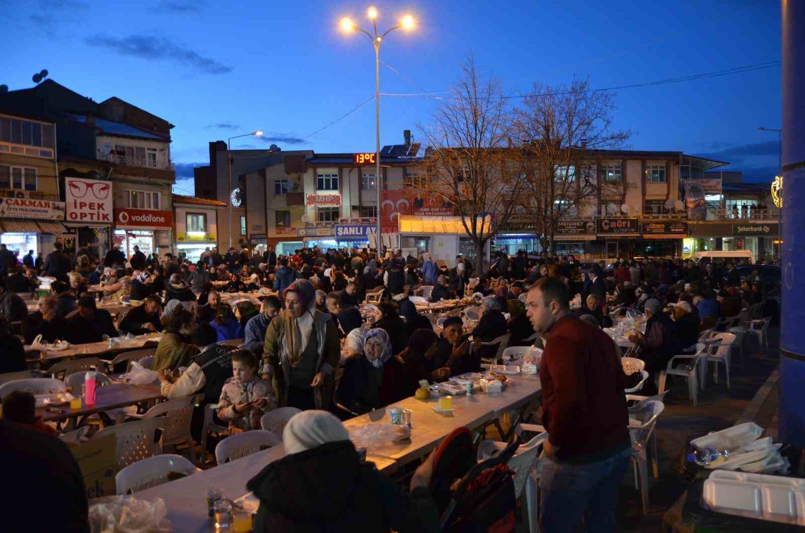 Afyonkarahisar’ın Şuhut ilçesinde imece usulü ile yapılan 3 bin kişilik