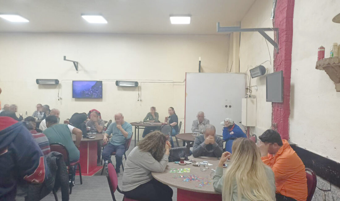 İzmir’in Bornova ilçesinde umuma açık bir iş yerinde kumar oynarken
