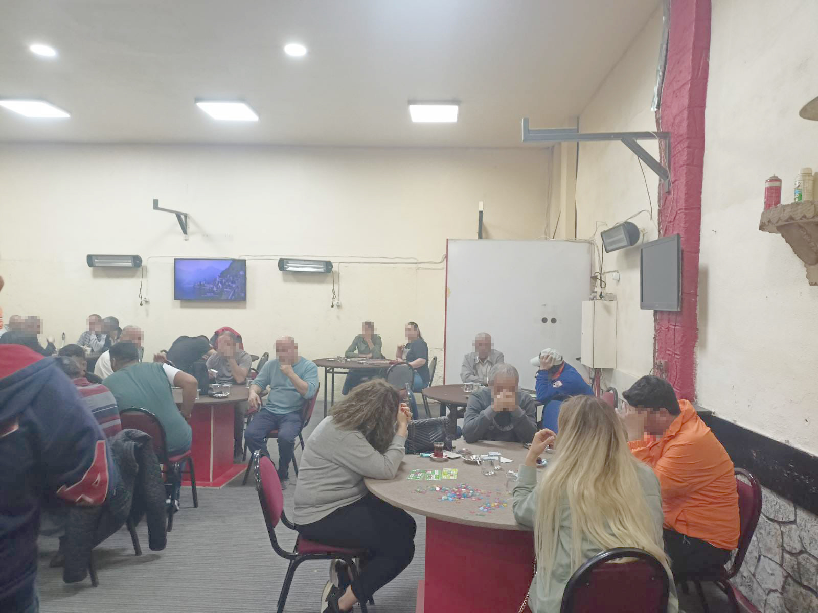 İzmir’in Bornova ilçesinde umuma açık bir iş yerinde kumar oynarken