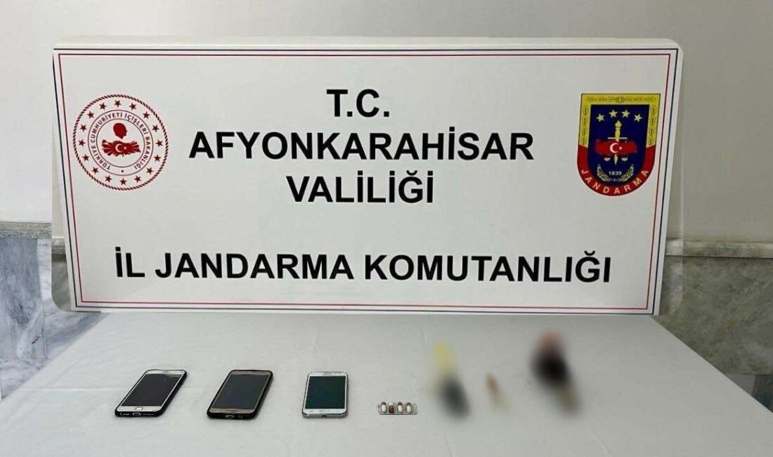 Afyonkarahisar’da jandarma ekipleri uyuşturucu madde kullanan 2 şahsı yakalayarak gözaltına