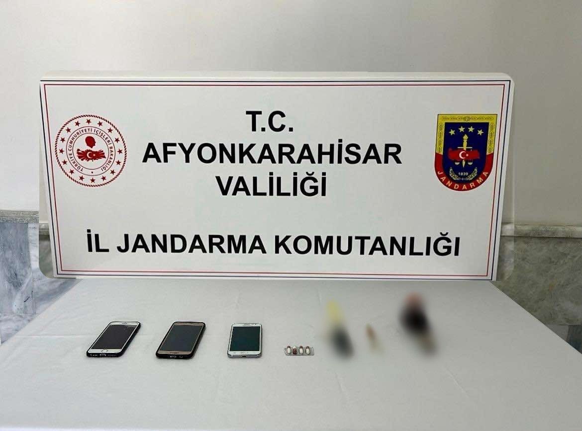 Afyonkarahisar’da jandarma ekipleri uyuşturucu madde kullanan 2 şahsı yakalayarak gözaltına
