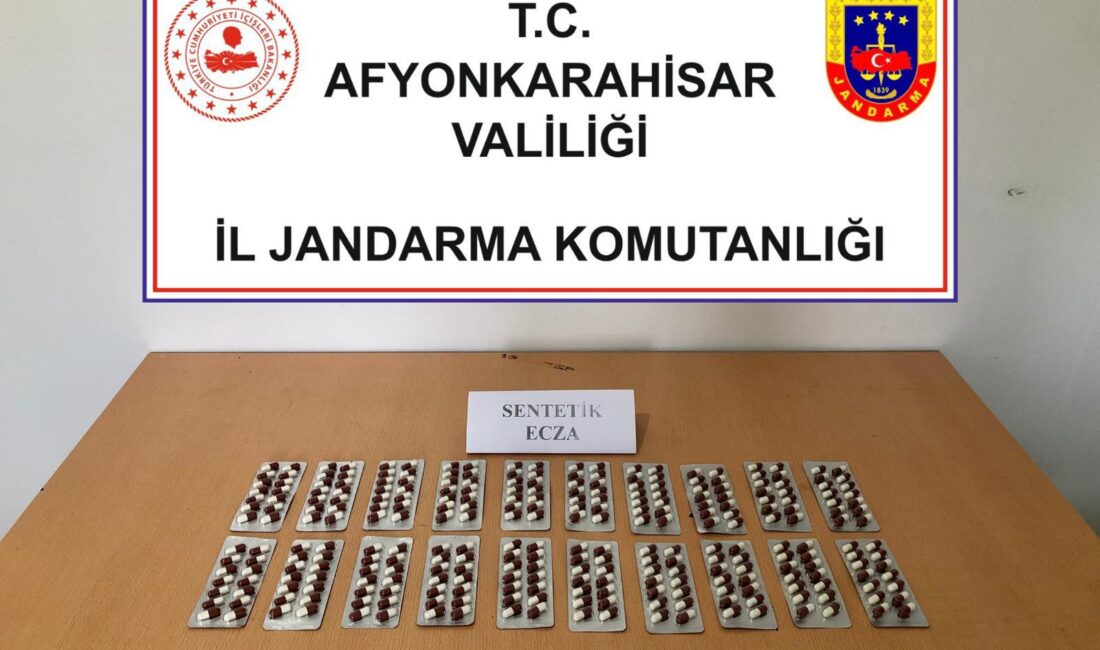 Afyonkarahisar’da jandarma ekipleri, şüpheli bir şahsın üzerinde ve çantasında yaptığı