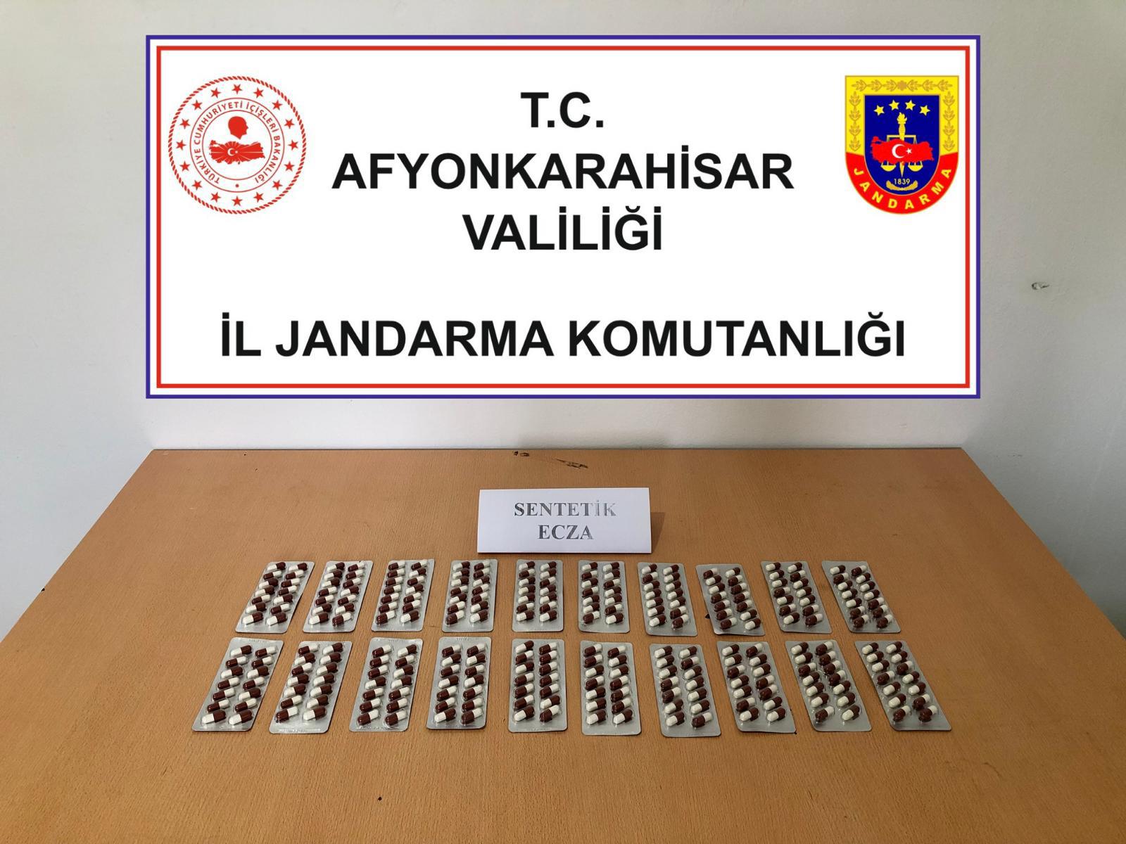 Afyonkarahisar’da jandarma ekipleri, şüpheli bir şahsın üzerinde ve çantasında yaptığı