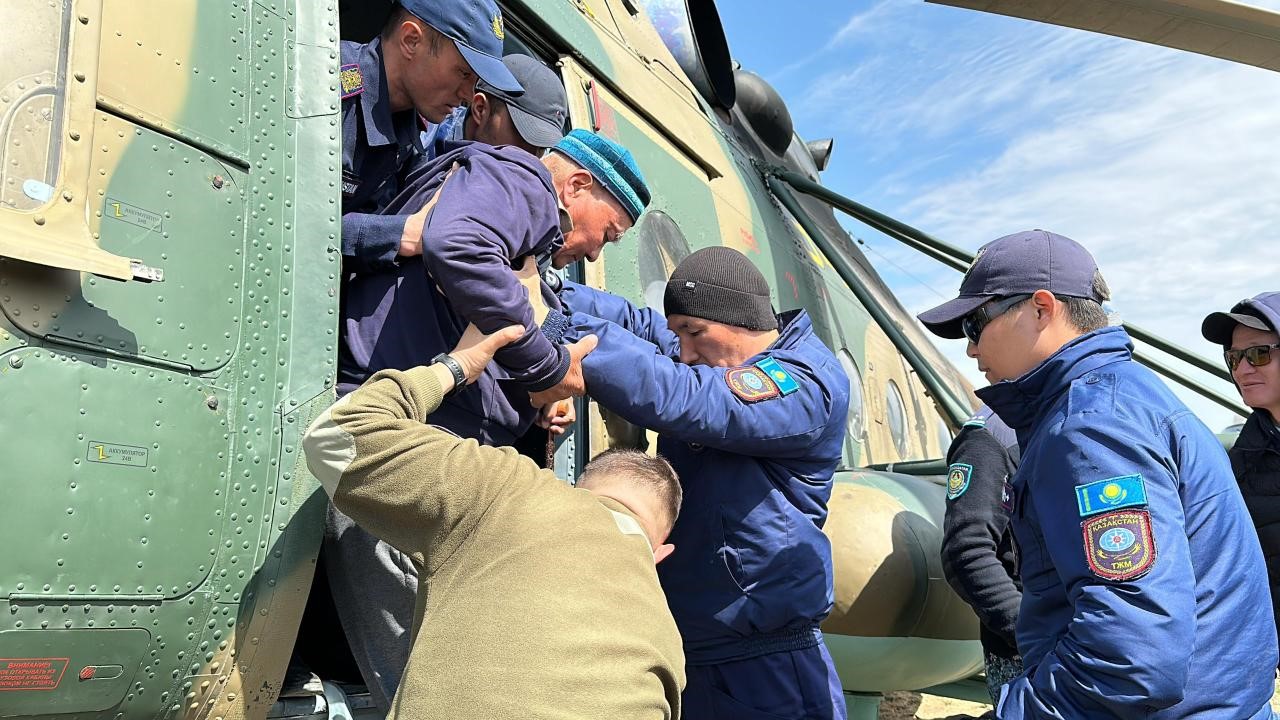 KAZAKİSTAN'DA KARLARIN ERİMESİ SONUCU MEYDANA GELEN TAŞKINLAR NEDENİYLE TAHLİYE EDİLENLERİN