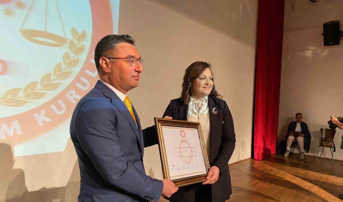 Cumhuriyet Halk Partisi’nden Afyonkarahisar Belediye Başkanı seçilen Burcu Köksal, mazbatasını