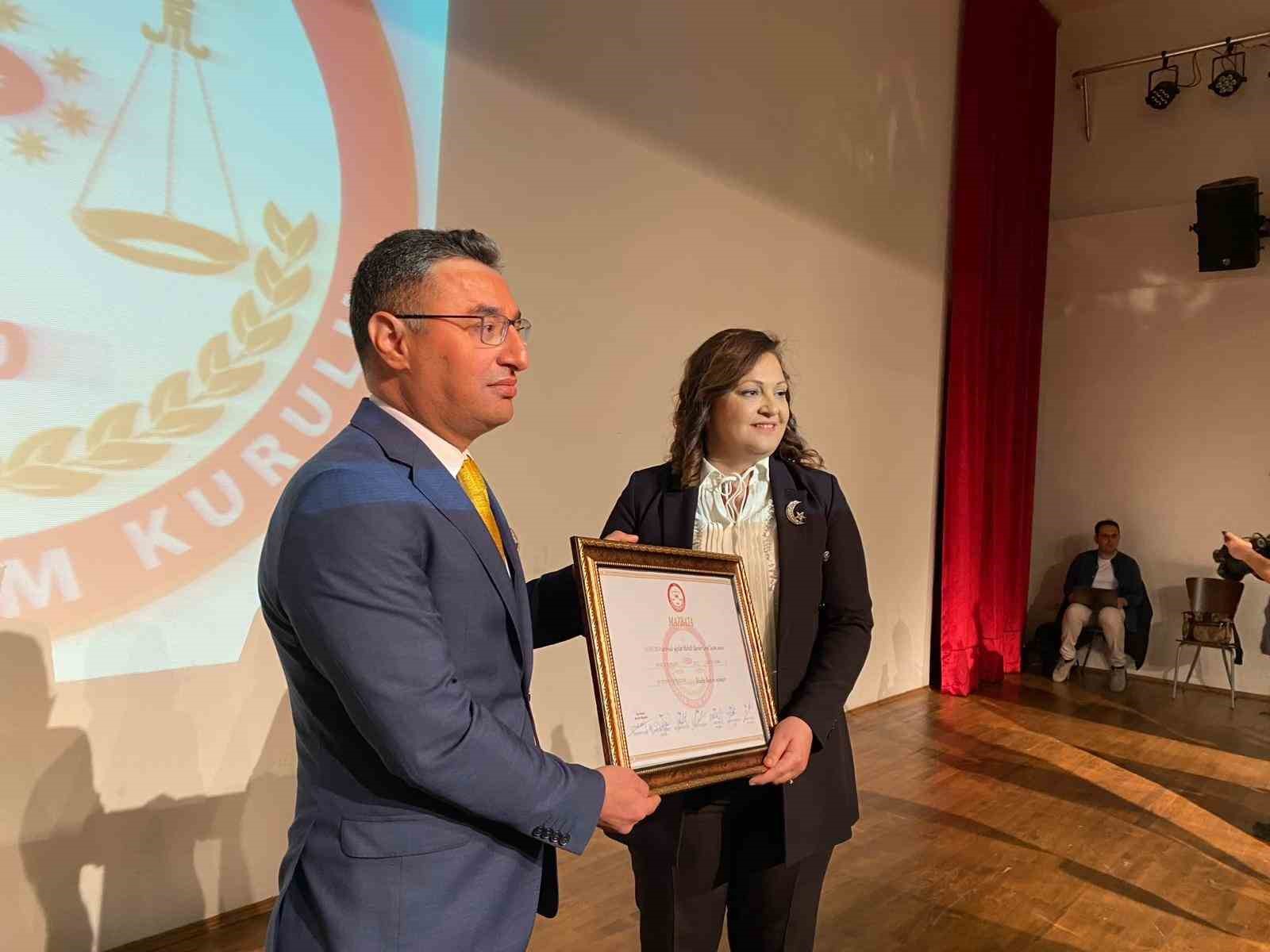 Cumhuriyet Halk Partisi’nden Afyonkarahisar Belediye Başkanı seçilen Burcu Köksal, mazbatasını