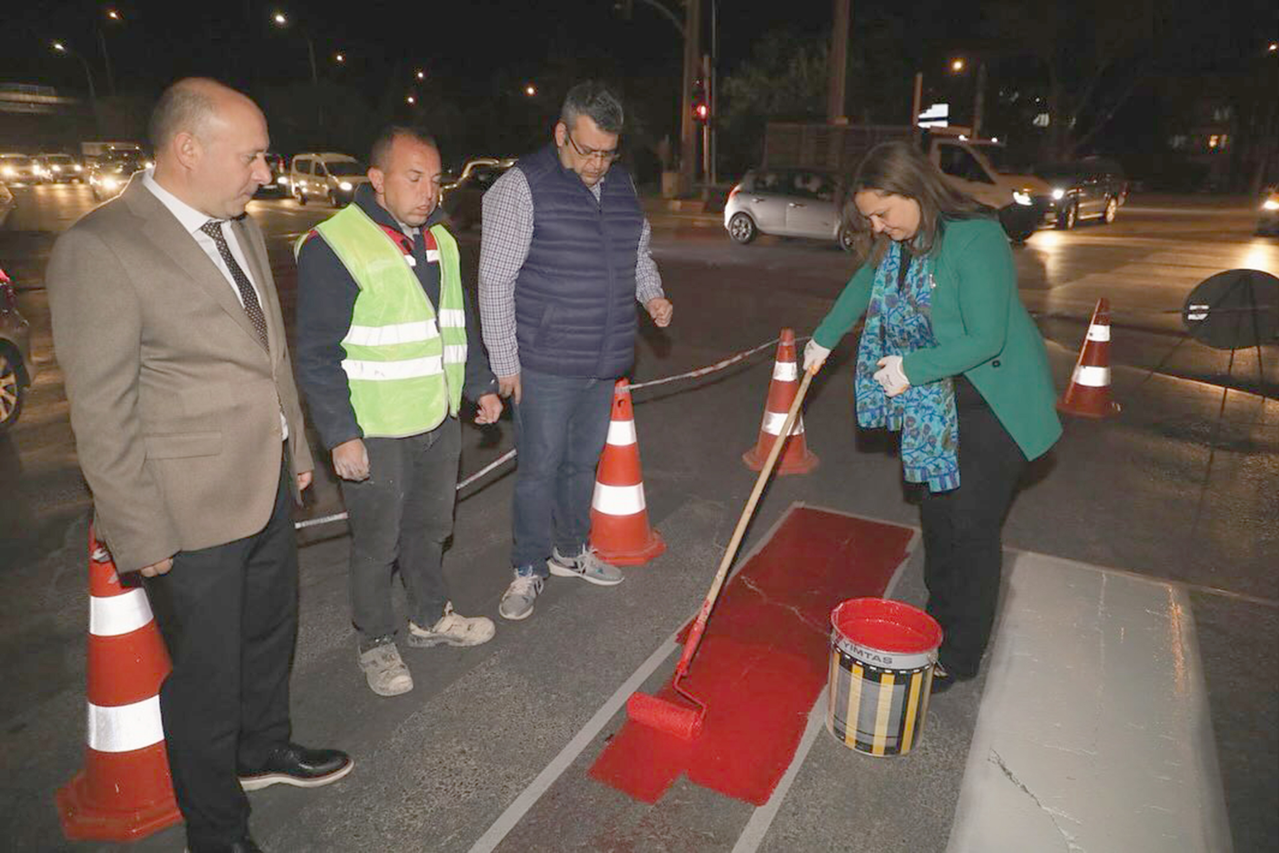 Afyonkarahisar’da Milli Birlik Caddesi’nde gece mesaisine kalan yol ve temizlik