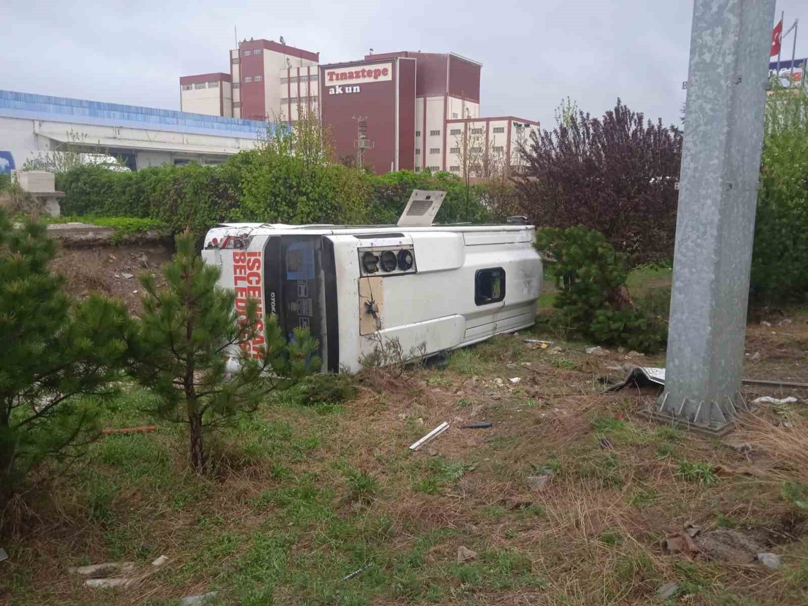 Afyonkarahisar’da kontrolden çıkan minibüs, yol kenarındaki ağaç ve tabelaları devirerek