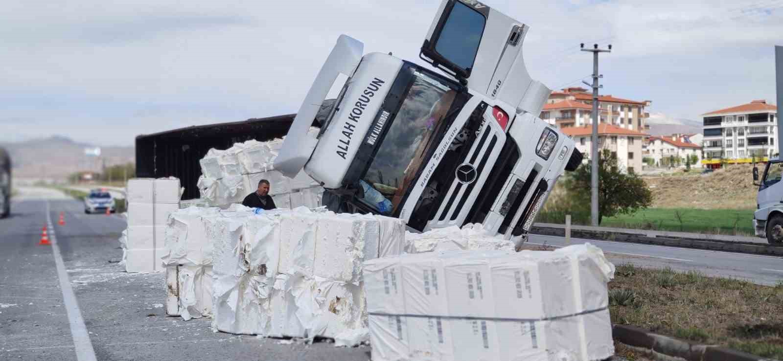 Afyonkarahisar’da kontrolden çıkan selüloz yüklü tır devrilirken, olayda ölen ya