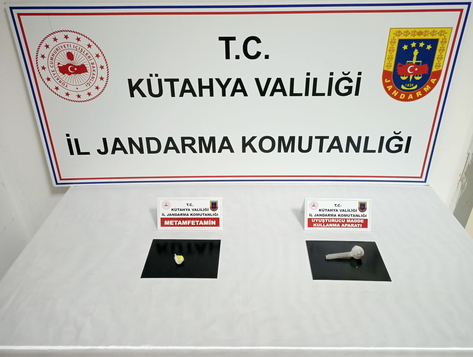Kütahya İl Jandarma Komutanlığı ekiplerince yapılan operasyon sonucu üzerinde uyuşturucu