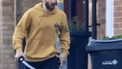 İngiltere’nin kılıçlı bir saldırganın araçla bir eve daldığı ve çevredekilere