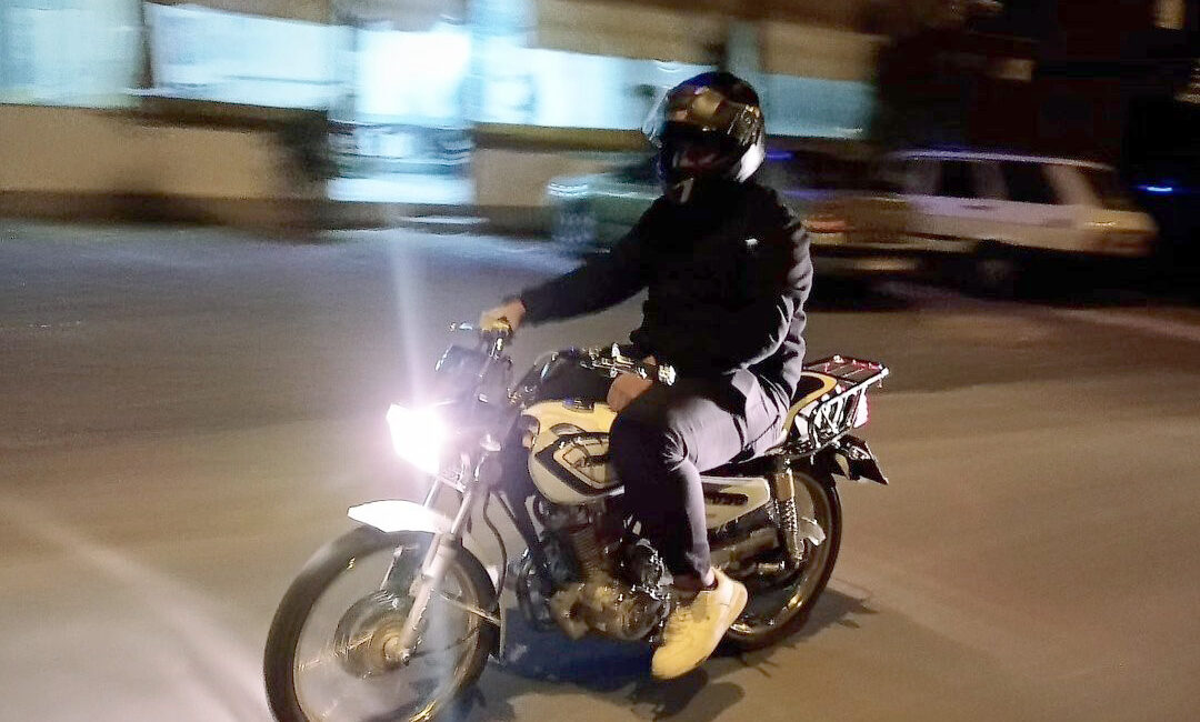 Manisa’nın Akhisar ilçesinde 17 yaşındaki genç kullandığı motosikletle direğe çarpması