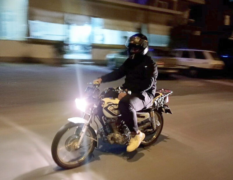 Manisa’nın Akhisar ilçesinde 17 yaşındaki genç kullandığı motosikletle direğe çarpması