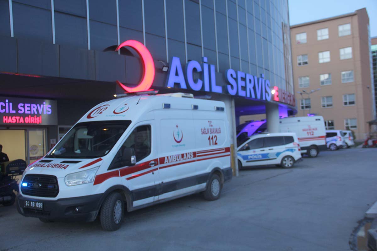 Erzincan’da bir vatandaş oy kullanmak için gittiği okulda merdivenden düşerek