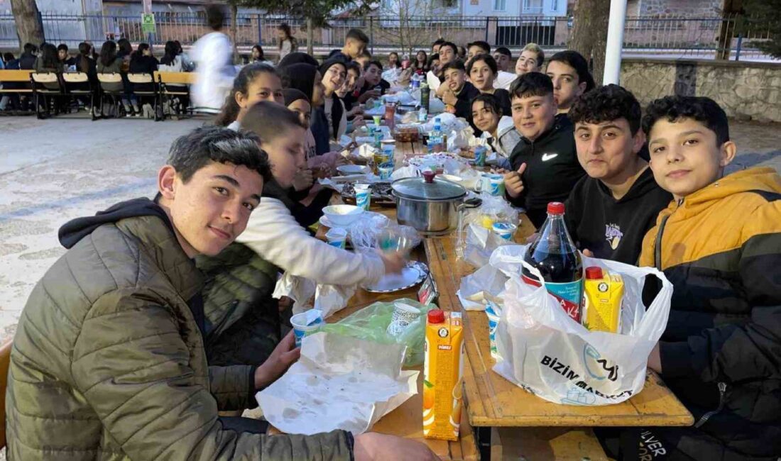 Afyonkarahisar Şuhut Fatih Ortaokulu öğretmen ve öğrencileri, iftar programında bir
