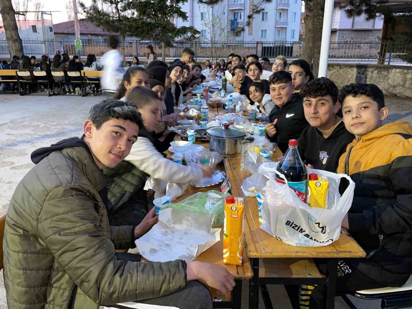 Afyonkarahisar Şuhut Fatih Ortaokulu öğretmen ve öğrencileri, iftar programında bir