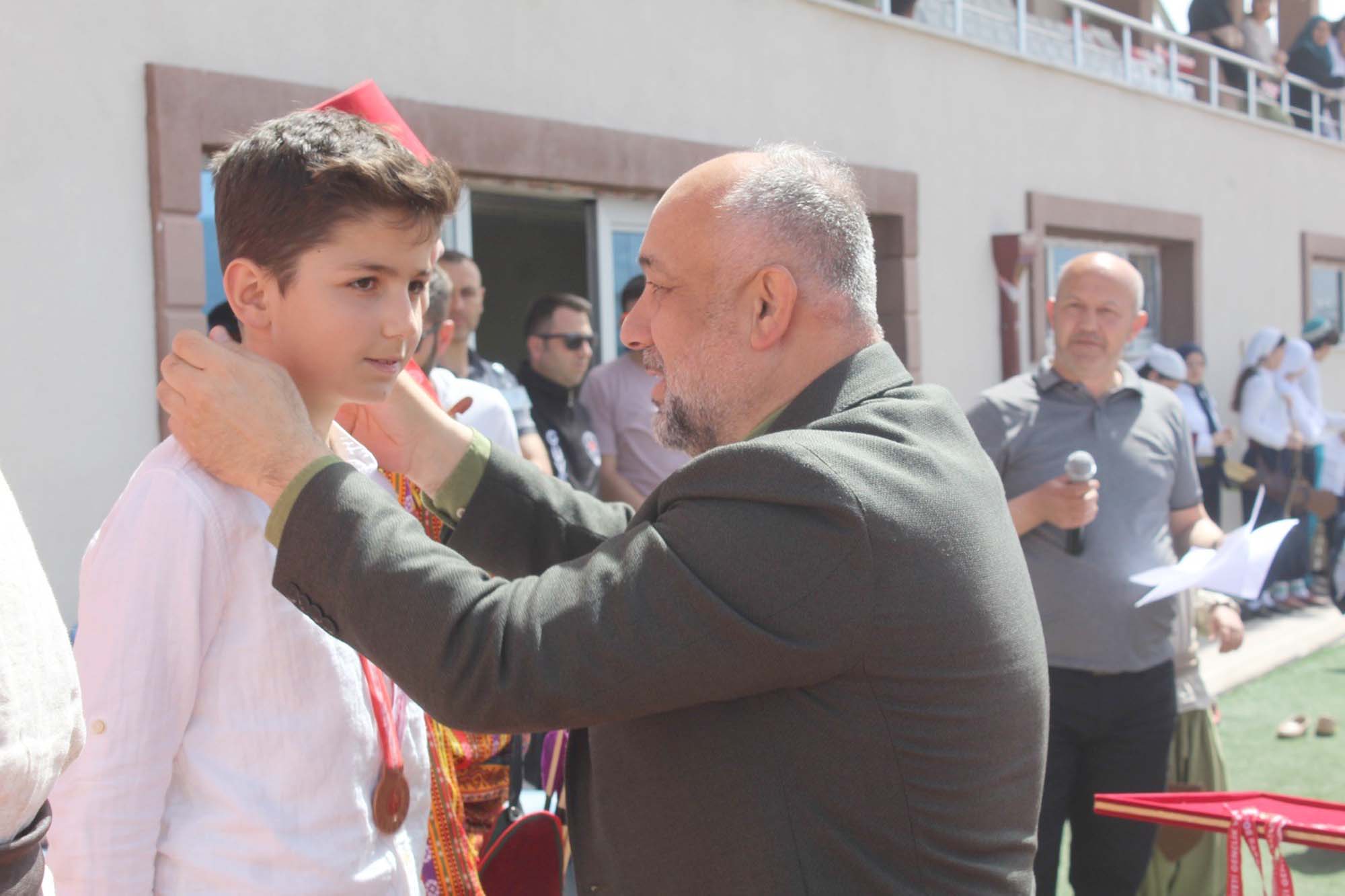 Afyonkarahisar’da düzenlenen Okul Sporları Geleneksel Türk Okçuluğu müsabakaları heyecan dolu