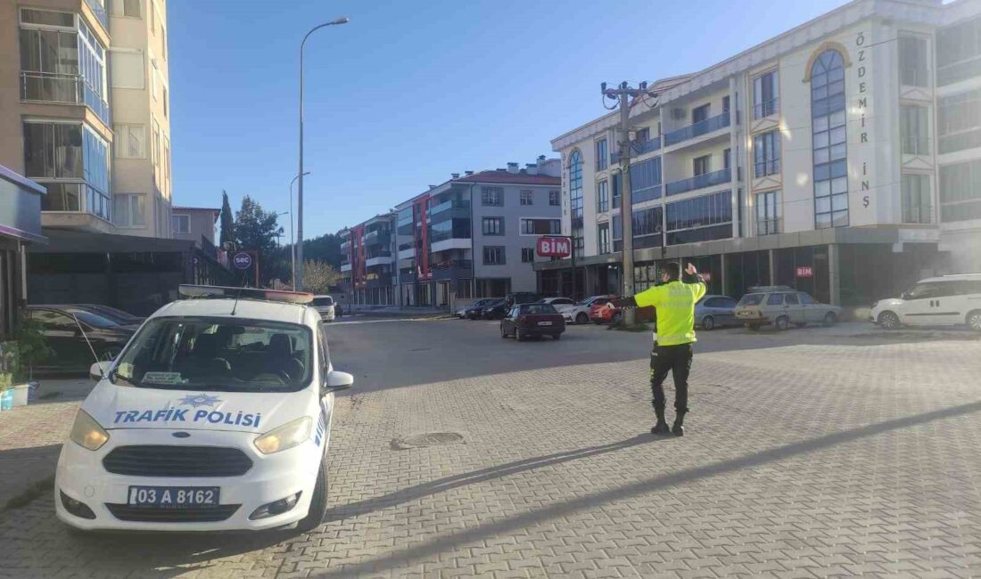 Afyonkarahisar’ın Dinar ilçesinde polis tarafından okul servis araçlarına yönelik denetim