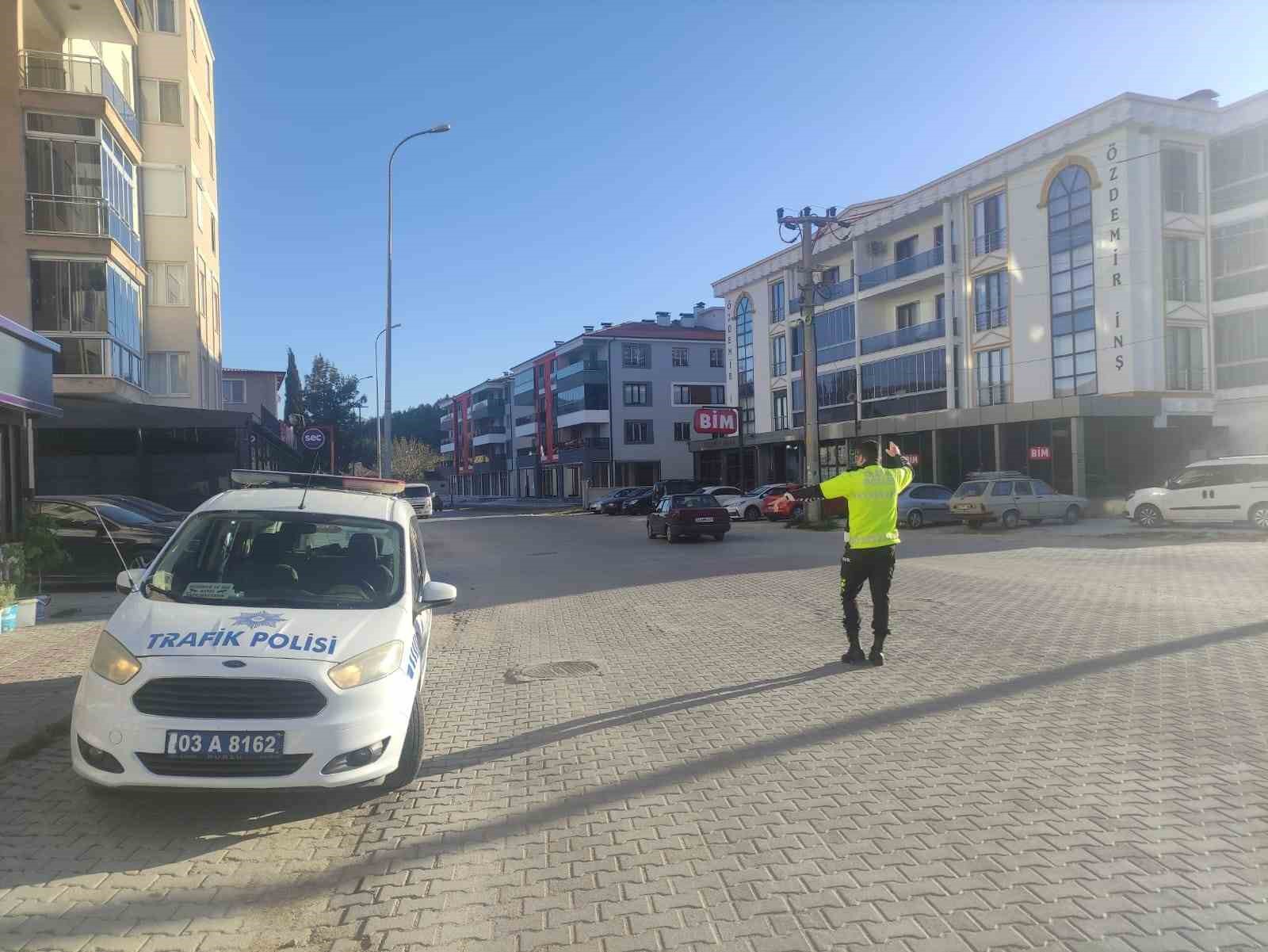 Afyonkarahisar’ın Dinar ilçesinde polis tarafından okul servis araçlarına yönelik denetim