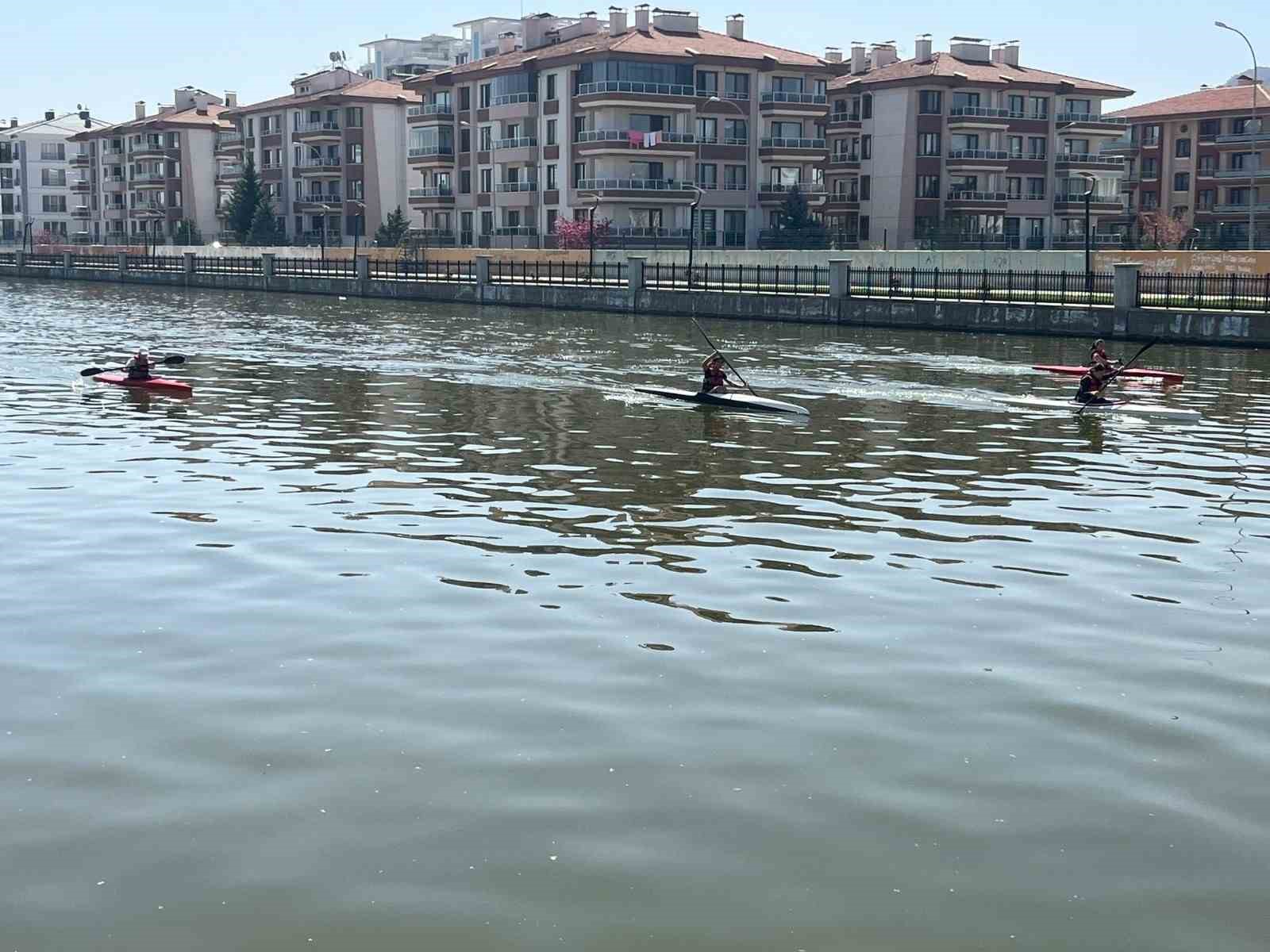 Afyonkarahisar’da gerçekleştirilen okul sporları kano müsabakaları tamamlandı, dereceye giren sporcular