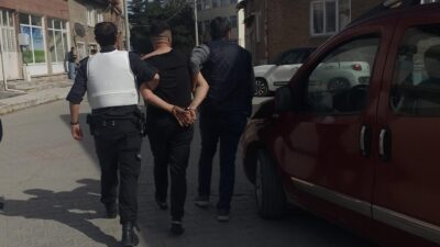 Afyonkarahisar’da cezaevi firarisi, saklandığı babasının evinde yakalanacağını anlayarak çıktığı çatıdan