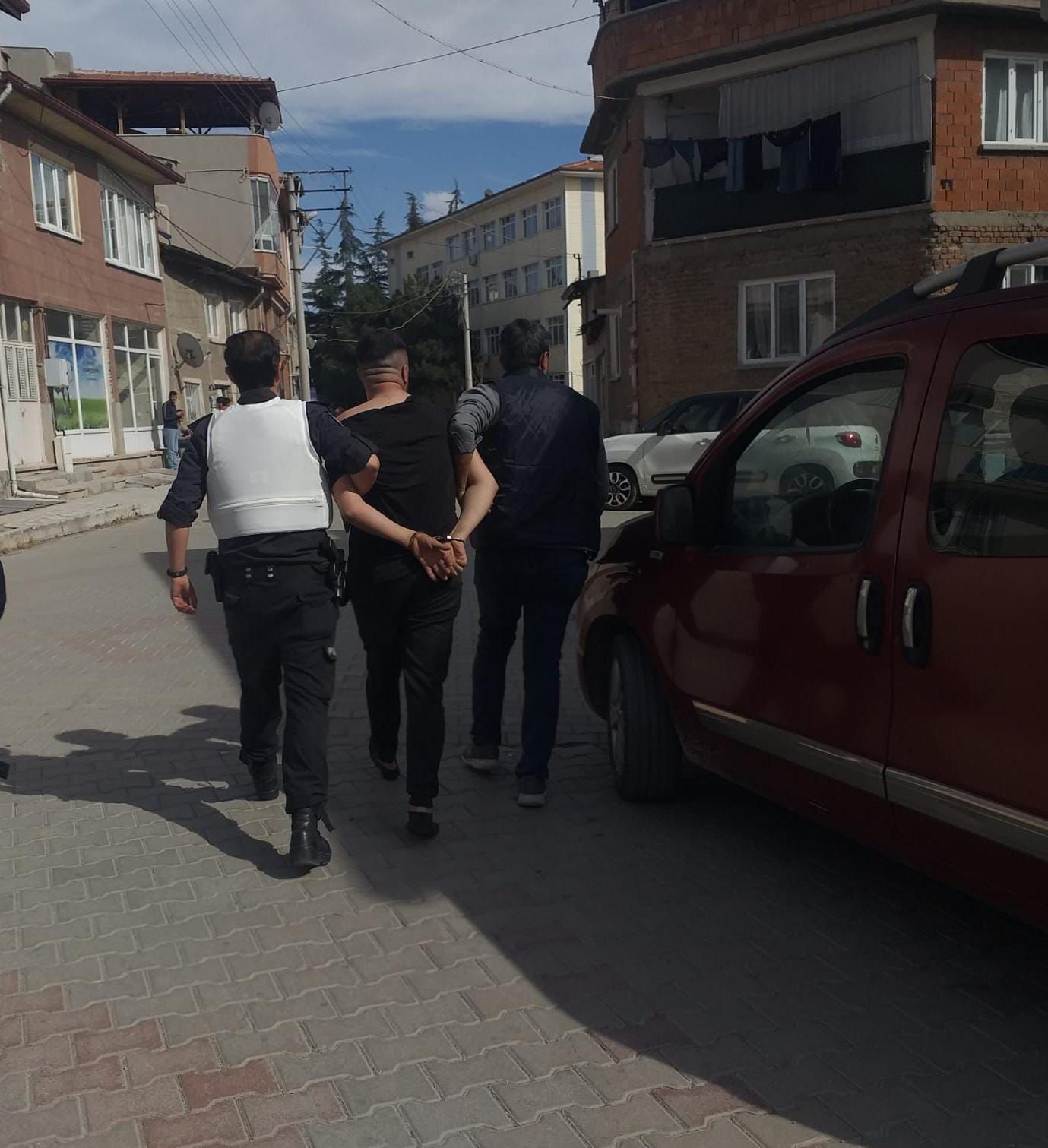 Afyonkarahisar’da cezaevi firarisi, saklandığı babasının evinde yakalanacağını anlayarak çıktığı çatıdan